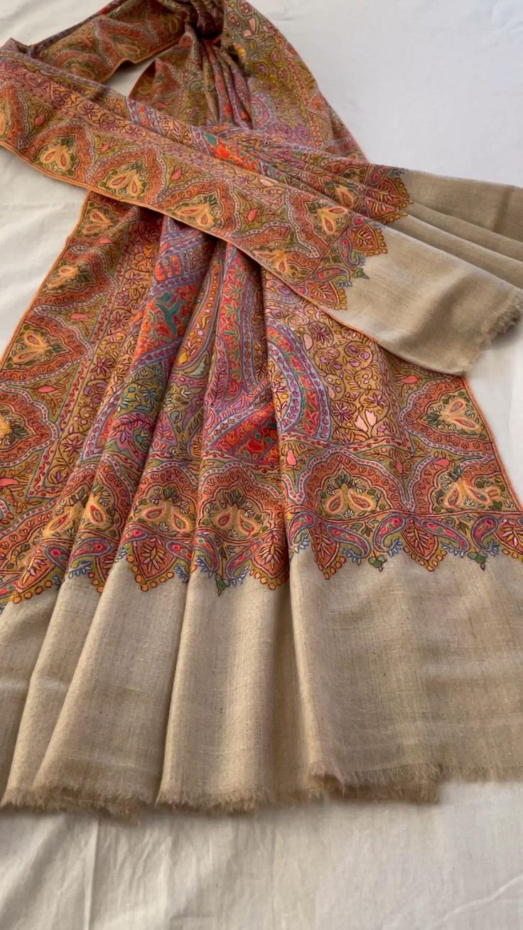 This beautiful Artisanal beauty is a handwoven pure Pashmina